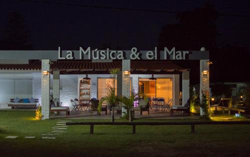 um edifício com uma placa que lê la museica e el mar em Aparthotel la Música y el Mar em Maldonado