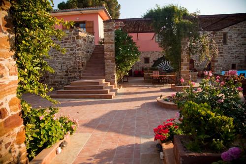 une cour d'une maison ornée de fleurs et de plantes dans l'établissement Mouzaliko Guesthouse Mansion, à Kambos