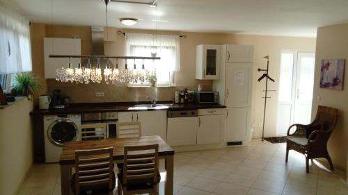 une cuisine avec une table et des chaises ainsi qu'une salle à manger dans l'établissement Villa in Seenahe Badesee Ehmetsklinge, à Zaberfeld