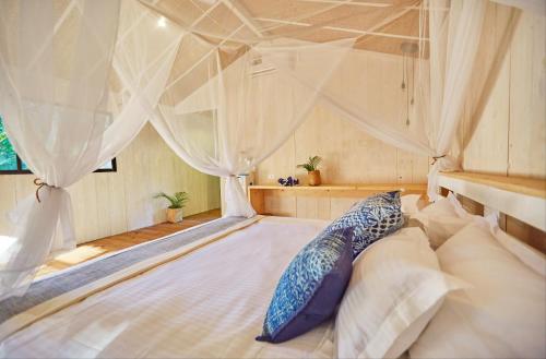 Cama ou camas em um quarto em Palm Forest Palolem