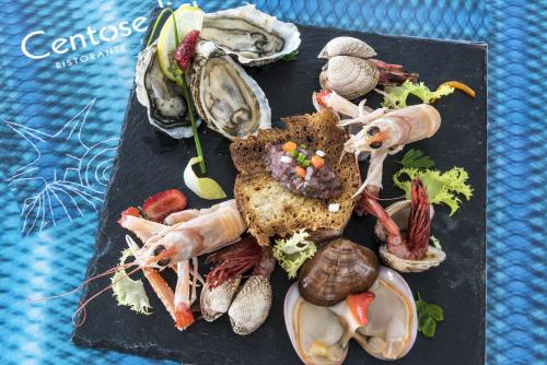 - une assiette de fruits de mer et de légumes dans l'établissement Hotel Ristorante Centosedici, à Terracine