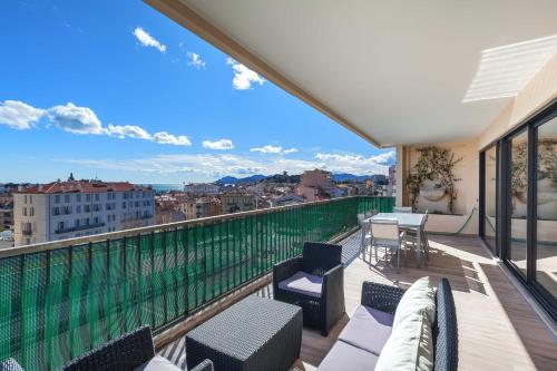 d'un balcon avec vue sur la ville. dans l'établissement Residence Provencal - Luxurious - 300m Palais - LRA CANNES, à Cannes