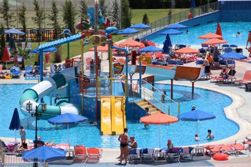 Bazen u objektu Caretta Beach Resort & WaterPark ili u blizini