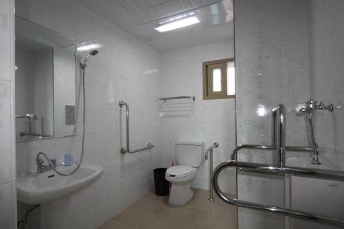 Hostel Dahyun & Guesthouse tesisinde bir banyo