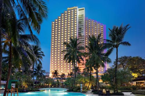 A piscina localizada em Shangri-La Jakarta ou nos arredores