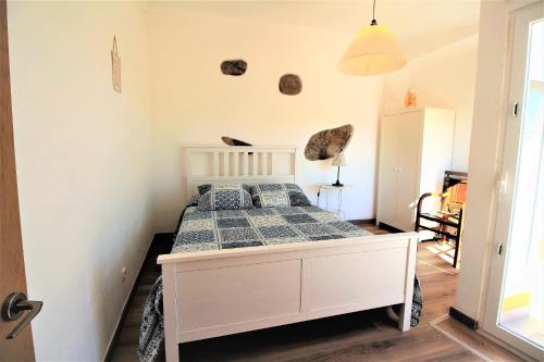 - une chambre avec un lit blanc dans l'établissement Terraços de Elvas I, à Elvas