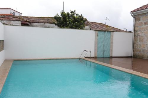 una piscina en medio de un edificio en RURAL HOUSE, en Guifões