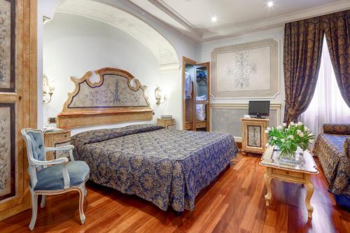 - une chambre avec un grand lit et une chaise dans l'établissement Hotel Villa San Pio, à Rome