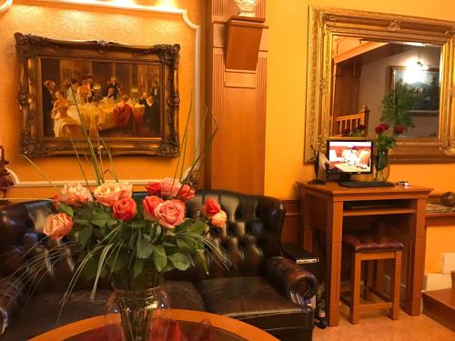 Una televisión o centro de entretenimiento en GRAND HOTEL RESIDENCE luxury boutique hotel Adult only with free privat wellness or massage