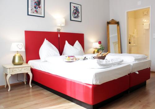 Cama ou camas em um quarto em Stadthotel Restaurant Auerhahn