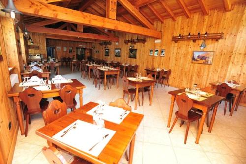 Un restaurante u otro lugar para comer en Locanda Lac Place Moulin