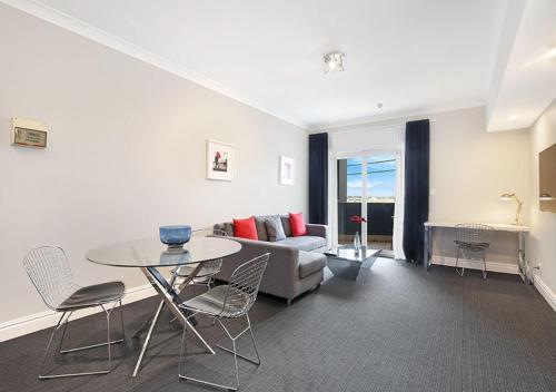 Khu vực ghế ngồi tại Sydney Airport Suites