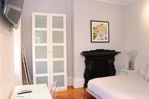 Camera bianca con letto e camino di Downtown Beacon Hill, Convenient, Comfy Studio #10 a Boston