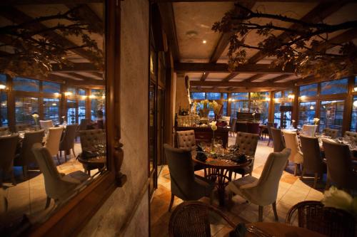 - un restaurant avec des tables et des chaises dans une salle dans l'établissement Bonato Hotel, à Náchod