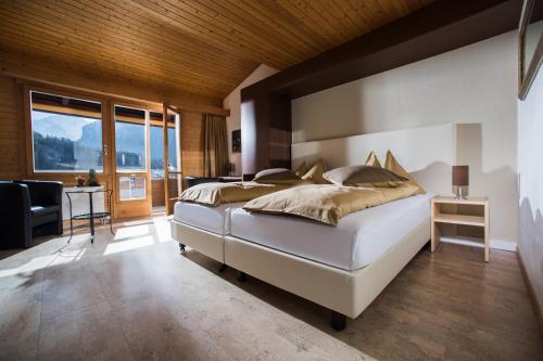 Cama ou camas em um quarto em Jungfrau Hotel