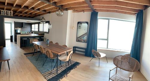 - une salle à manger avec une table et des chaises en bois dans l'établissement VILLA "Le LOFT", à Wimereux