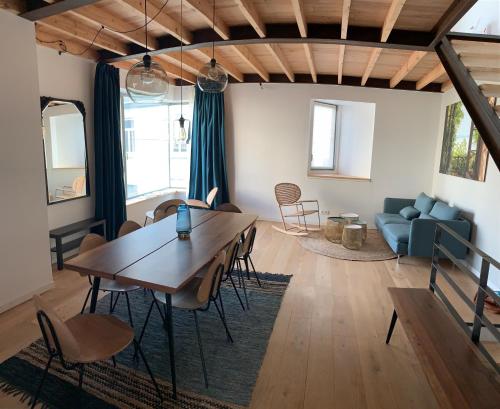 - un salon avec une table et un canapé dans l'établissement VILLA "Le LOFT", à Wimereux