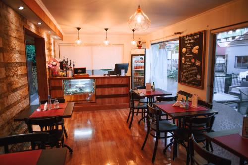 een eetkamer met tafels en stoelen in een restaurant bij Hostal La Cumbre in Temuco