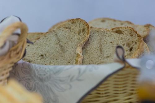 un cesto con del pane e una fetta di pane di Hospedaria Os Condes a Reguengos de Monsaraz