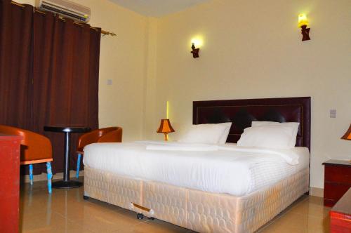 Łóżko lub łóżka w pokoju w obiekcie Quality Hotel Juba