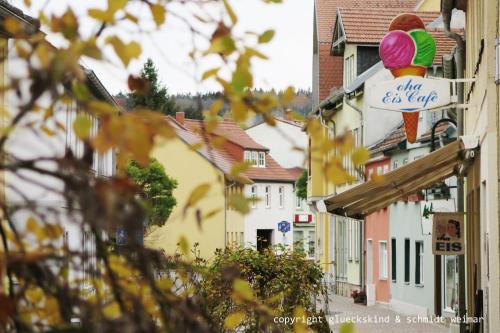 - une vue sur une rue d'une ville avec des bâtiments dans l'établissement Ferienwohnung "Oha", à Bad Berka