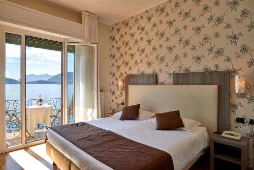 una camera con letto e vista sull'acqua di Hotel Bellavista a Menaggio