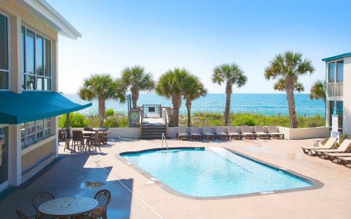 una piscina con vistas al océano en Oceanfront Litchfield Inn, en Pawleys Island