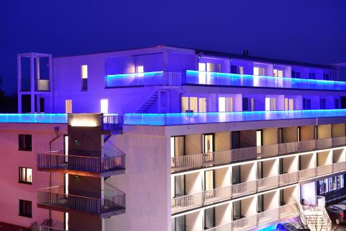 een gebouw met blauwe lichten erop bij Parkhotel Residenz in Sankt Peter-Ording