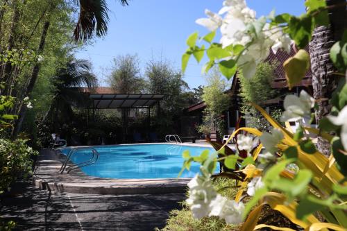 een zwembad in een tuin met bomen bij Domicilio Lorenzo in Davao City