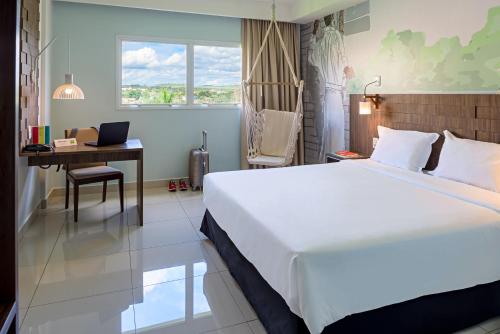 ibis Styles Ribeirao Preto Maurilio Biagi में एक कमरे में एक या कई बेड