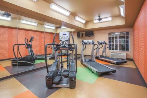 - une salle de sport avec plusieurs tapis de course dans l'établissement La Quinta by Wyndham Bentonville, à Bentonville