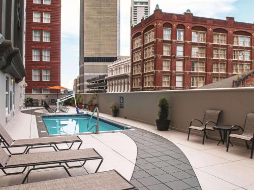 eine Dachterrasse mit einem Pool auf einem Gebäude in der Unterkunft La Quinta by Wyndham New Orleans Downtown in New Orleans