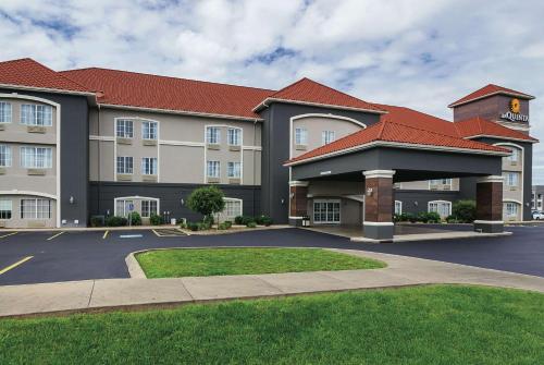 un hôtel avec un parking en face dans l'établissement La Quinta by Wyndham Bowling Green, à Bowling Green