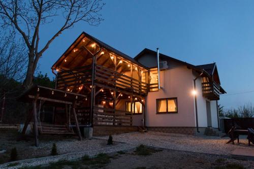 une maison en bois éclairée la nuit dans l'établissement Casa City View, à Sibiu