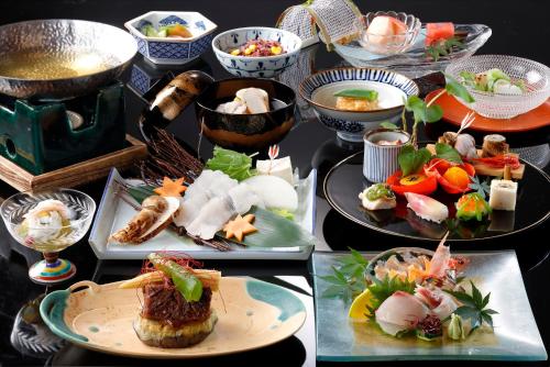 een tafel met meerdere borden voedsel erop bij Tsukihitei in Nara