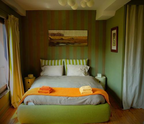 A bed or beds in a room at B&B Compagnons11