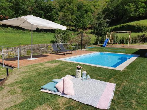 A piscina localizada em Quintinha de Labrujó ou nos arredores