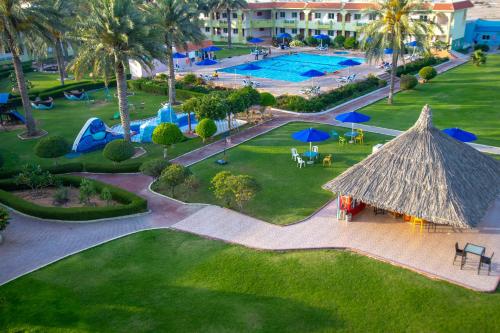 una vista aérea de un complejo con piscina en Flamingo Beach Hotel, en Umm Al Quwain