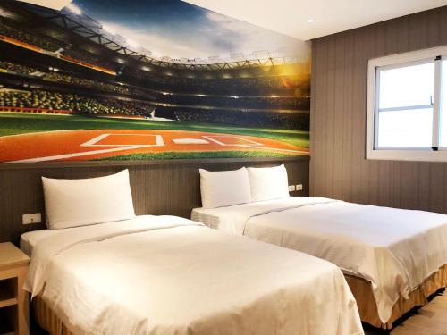 En eller flere senge i et værelse på La Hotel-Baseball Theme Hall