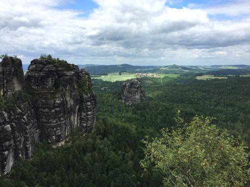 een uitzicht op de rotsen in de blauwe bergen bij Ferienwohnung Tina in Pirna