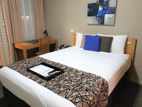 Best Western Endeavour Motel tesisinde bir odada yatak veya yataklar