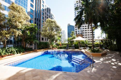 une piscine dans une ville avec de grands bâtiments dans l'établissement The York by Swiss-Belhotel, à Sydney