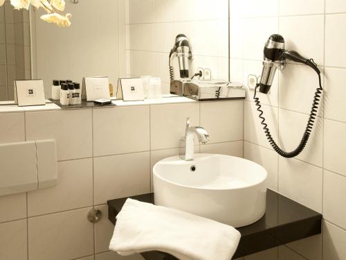 A bathroom at Amethyst Hotel Garni Lüneburg