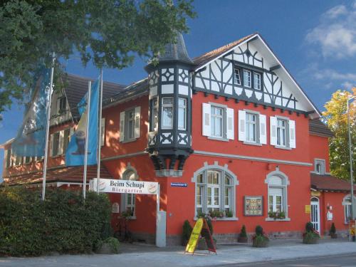 un edificio rojo con un edificio en blanco y negro en Hotel Beim Schupi Karlsruhe, en Karlsruhe