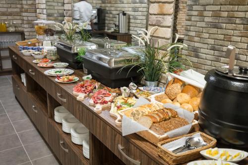 Makanan di atau di tempat lain dekat hotel