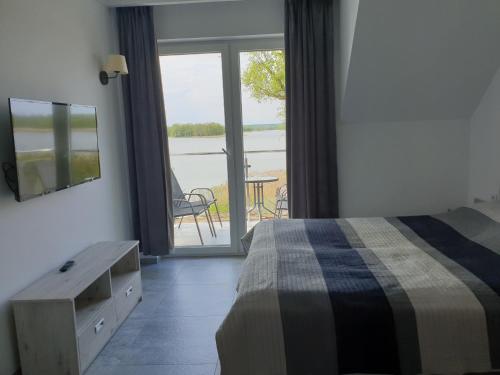 una camera con letto e vista sull'oceano di Apartamenty Zełwągi a Mikołajki