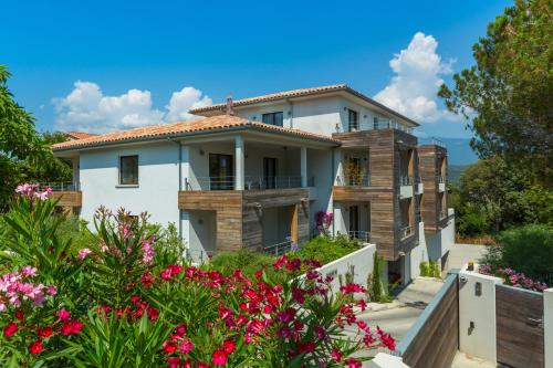 een huis met bloemen ervoor bij Résidence Hôtelière Alcyon in Porto-Vecchio