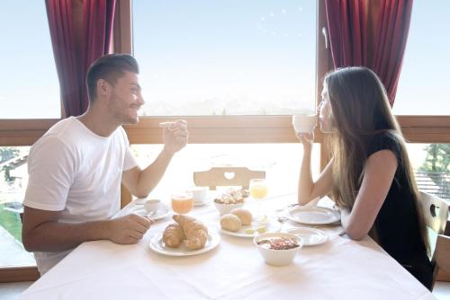 Makanan di atau di tempat lain dekat hotel