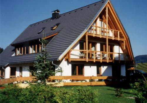 ヒンターツァルテンにある4-Sterne Ferienhaus Rösslewiese Hinterzartenの大木造の家