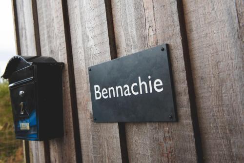 un panneau sur un mur en bois avec le mot benameidate dans l'établissement Clovenstone Lodges, à Inverurie